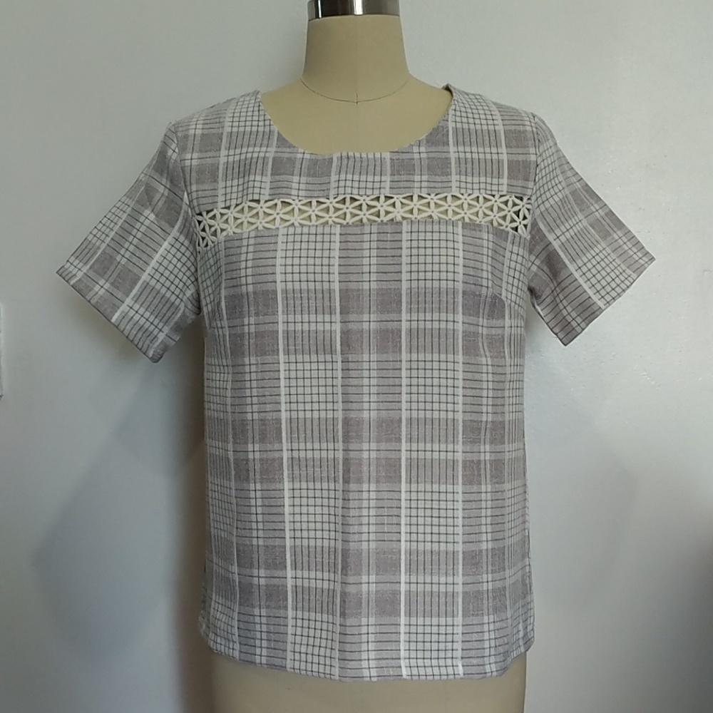 Linen floral crochet blouse